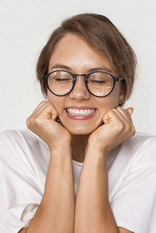 monochrome-photo-caucasian-womanasd-with-eyeglasses-waiting-present-white-wall-with-free-space_129180-4708 Blanqueamiento - 5